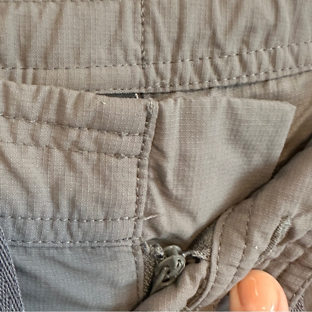 North Face adjustable hiking pant. Like new condition but missing button. - Picture 6 of 10